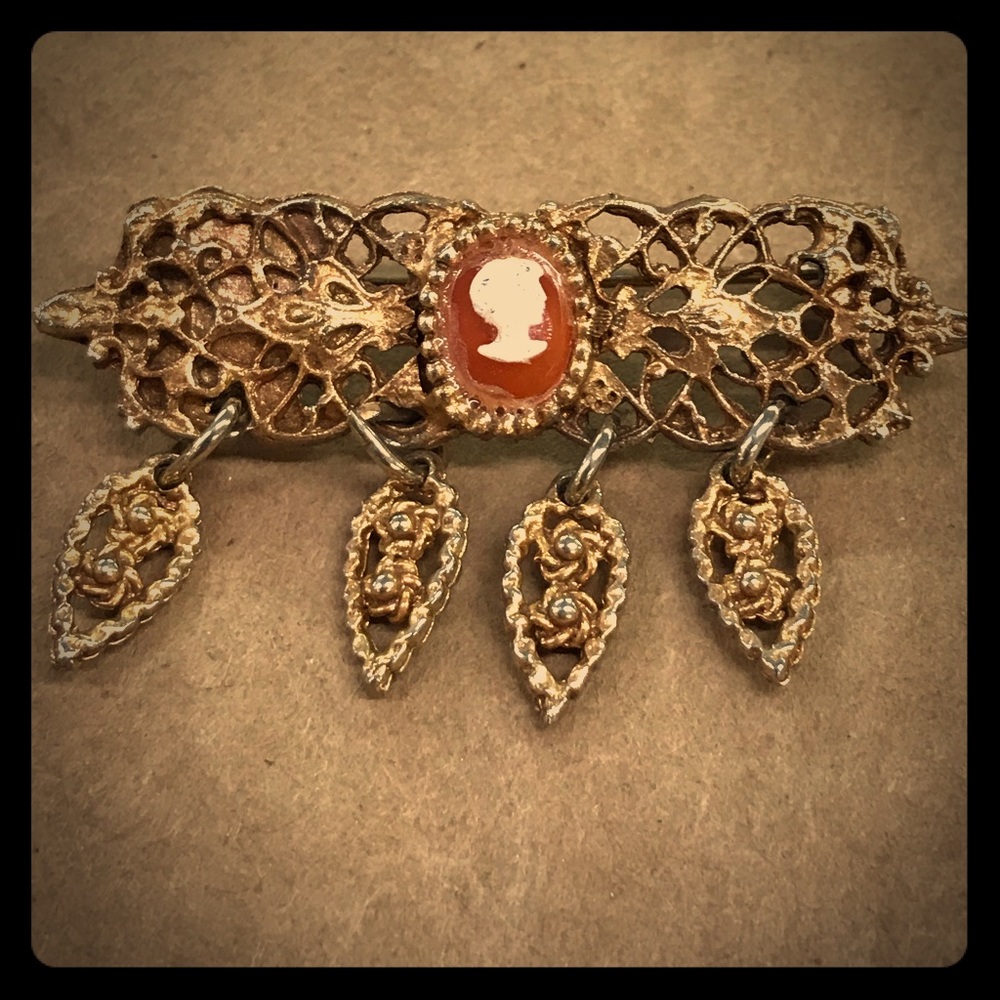 Beautiful Vintage Cameo Brooch